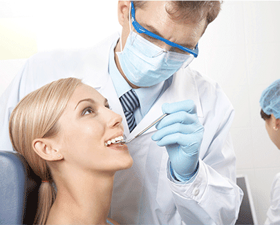 Clínica Dental Sara y Raquel Martín García odontólogo revisando paciente